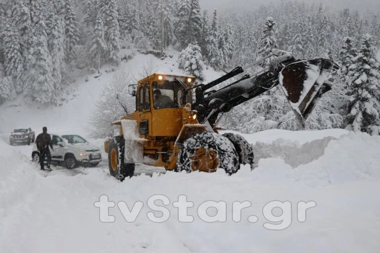 Επιχείρηση απεγκλωβισμού στη Φθιώτιδα – Ξεπέρασε τα 2 μέτρα το χιόνι (βίντεο)